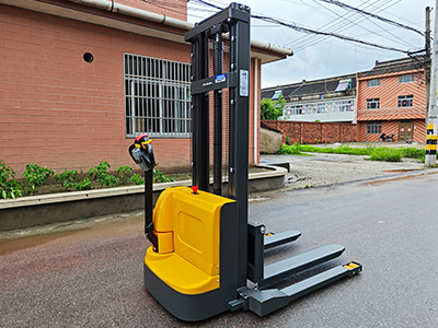 倉(cāng)儲(chǔ)成本居高不下？步行式電動(dòng)堆垛車(chē)教你高效降本！